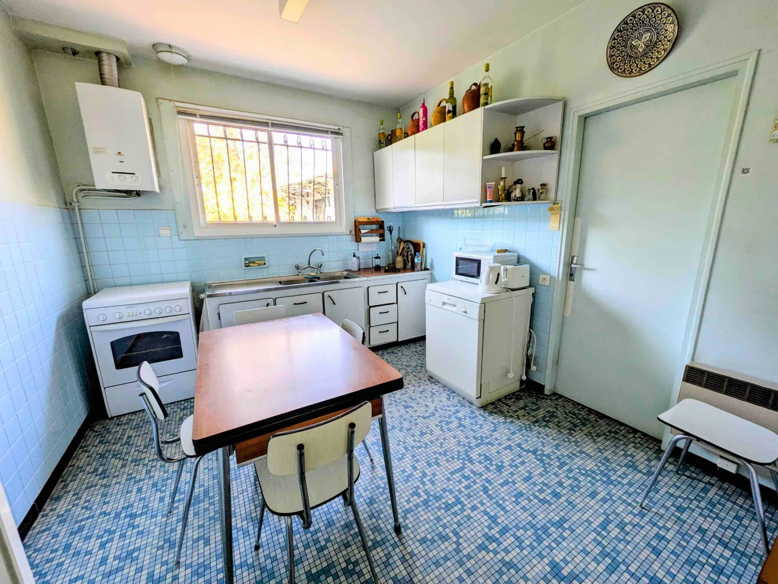 Cuisine ancienne à rafraîchir dans une maison à rénover sur le Bassin d'Arcachon, avant travaux