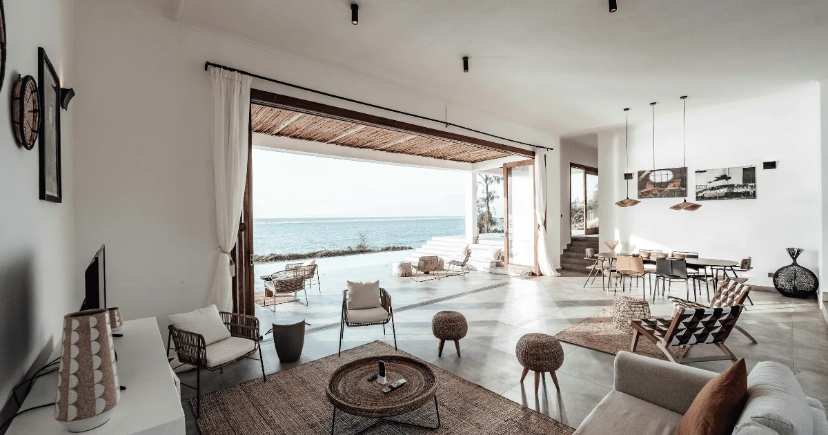Séjour d’une maison contemporaine ouvert par une grande baie vitrée sur une terrasse avec vue sur le Bassin d’Arcachon