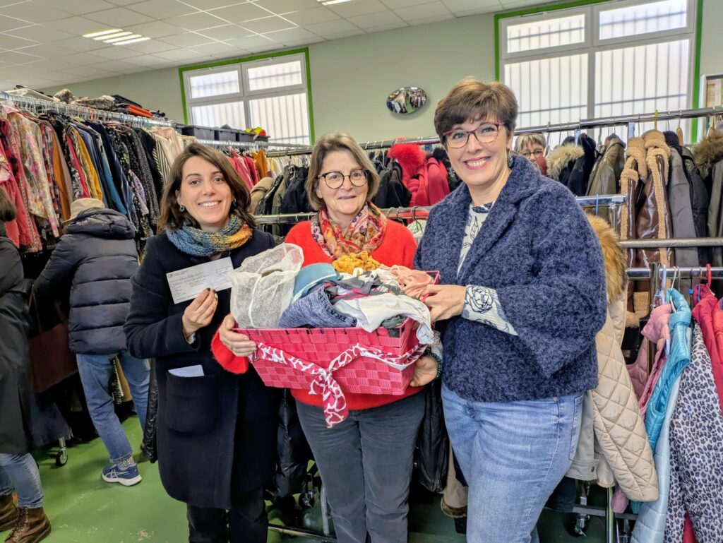 Remise des soutiens-gorge collectés pour Octobre Rose au Vestiaire populaire de La Teste-de-Buch