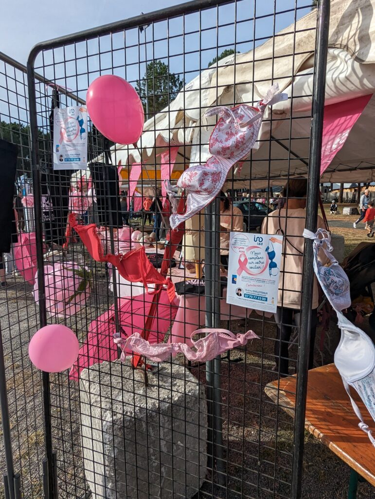 Stand Octobre Rose d'Audrey Guilloteaux à la Plaine des Sports Gilbert Moga à La Teste-de-Buch, soutiens-gorge et ballons roses