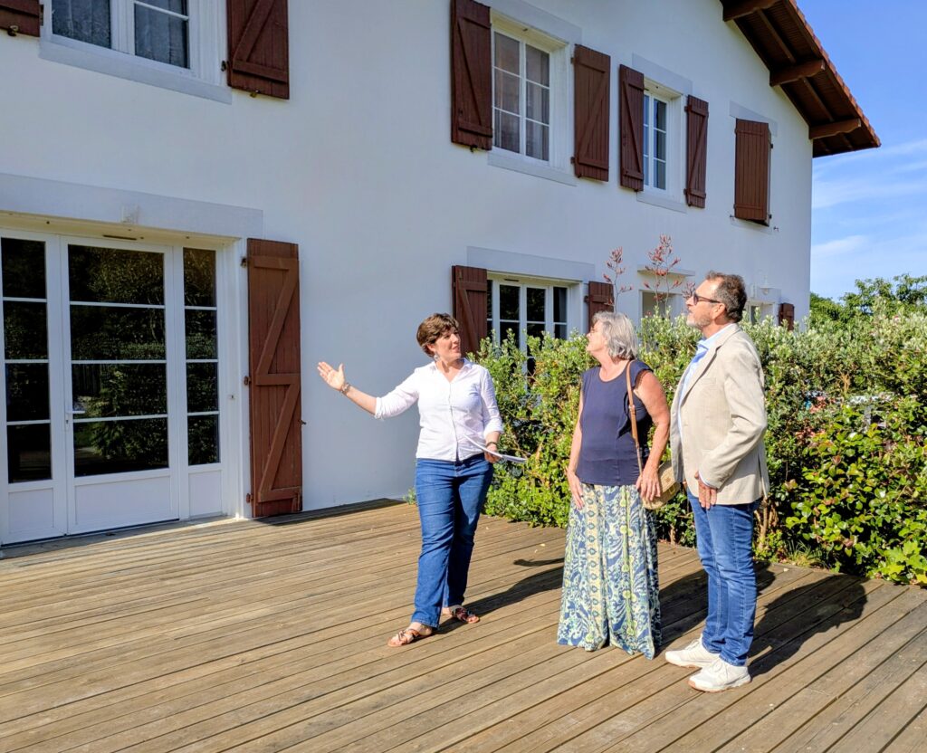 Audrey Guilloteaux fait visiter une maison à des acquéreurs sur le Bassin d’Arcachon
